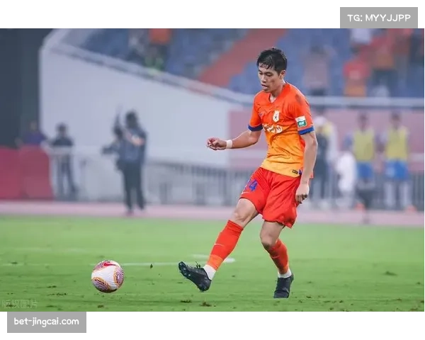 大连英博毕津浩转型中锋 李国旭巧妙应对球队伤病困境
